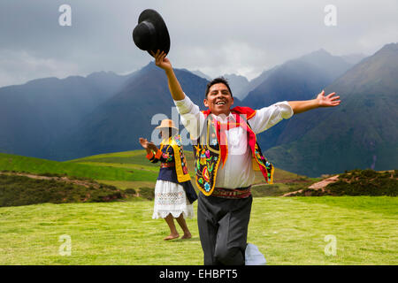 Traditionelle Inka-Tänzer in Tracht, Inka-Terrassen von Moray, Region Cusco, Urubamba Provinz, Bezirk von Machu Picchu, Peru Stockfoto