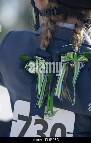 Junges Mädchen Reiter am Springturnier Stockfoto