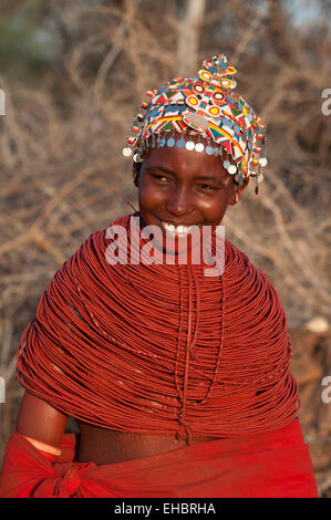 Lächelndes Samburu Mädchen mit riesigen Perlenketten und Kopfschmuck, Bogenschütze's Post-Bereich, Kenia Stockfoto