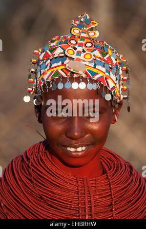 Lächelndes Samburu Mädchen mit riesigen Perlenketten und Kopfschmuck, Bogenschütze's Post-Bereich, Kenia Stockfoto