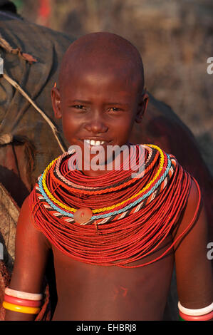 Lächelnd Samburu junges Mädchen mit Perlenketten, Bogenschütze's Post-Bereich, Kenia Stockfoto