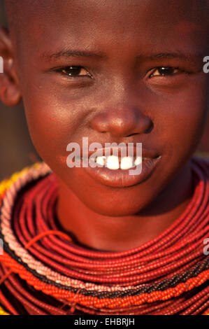 Close-up mit einem lächelnden Samburu junges Mädchen mit Perlenketten, Archer's Post, Kenia Stockfoto