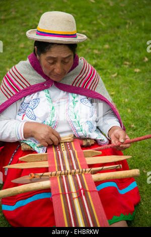 Quecha Frau weben, Misminay Dorf, Heiliges Tal, Region Cusco, Urubamba Provinz, Bezirk von Machu Picchu, Peru Stockfoto