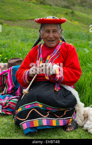 Quechua-Frau weben, Inka-Terrassen von Moray, Region Cusco, Urubamba Provinz, Bezirk von Machu Picchu, Peru Stockfoto