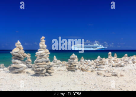 Unscharfen Hintergrund mit Kreuzfahrtschiff hinter dem Strand auf Great Stirrup Cay, Bahamas. Stockfoto