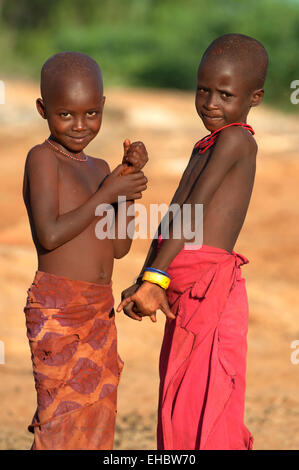 Zwei junge samburu Jungen mit Kleidung um ihre Taille, Archer's Post, Kenia Stockfoto