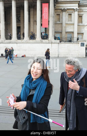 Trafalgar Square, London, UK. 11. März 2015. Selfie-Sticks sind verboten, in der National Gallery, "bewahren Visitor Experience" und Sachschäden Exponate verwendet werden. Bildnachweis: Matthew Chattle/Alamy Live-Nachrichten Stockfoto