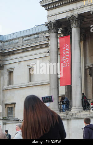 Trafalgar Square, London, UK. 11. März 2015. Selfie-Sticks sind verboten, in der National Gallery, "bewahren Visitor Experience" und Sachschäden Exponate verwendet werden. Bildnachweis: Matthew Chattle/Alamy Live-Nachrichten Stockfoto