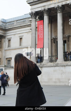Trafalgar Square, London, UK. 11. März 2015. Selfie-Sticks sind verboten, in der National Gallery, "bewahren Visitor Experience" und Sachschäden Exponate verwendet werden. Bildnachweis: Matthew Chattle/Alamy Live-Nachrichten Stockfoto