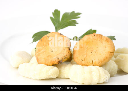 ungekochten Gnocchi Nudeln auf einem Teller Stockfoto