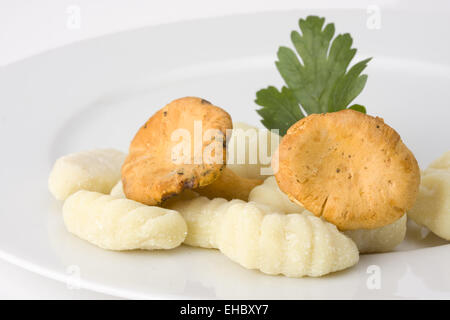 ungekochten Gnocchi Nudeln auf einem Teller Stockfoto