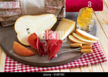 Bresaola gewürzt mit Olivenöl, Rucola und Parmesan Flocken Stockfoto