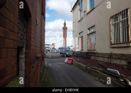 Eine Seitenstraße in Grimsby Docks mit dem Dock-Turm im Hintergrund. Stockfoto