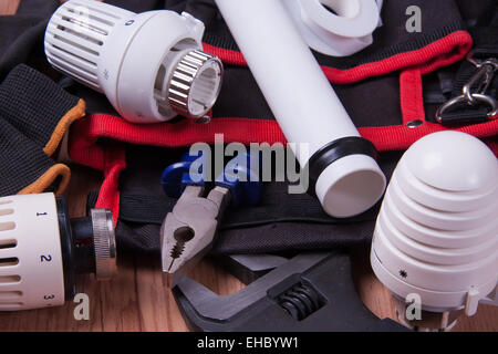 Professionelle Sanitär-Werkzeuge und Dichtungen am Arbeitsplatz gelegt. Stockfoto