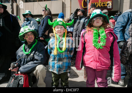 Familie, die Teilnahme an der St-Patricks Day Parade in Montreal, Provinz Quebec, Kanada Stockfoto