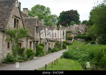 Arlington Row, eine Reihe von Steinhütten in Bibury, die Cotswolds, England, Vereinigtes Königreich, Europa. Stockfoto