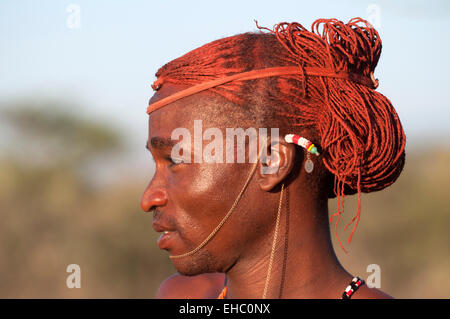 Ein Samburu Moran (Krieger) mit einer aufwendigen Frisur bei einer Hochzeitszeremonie, Bogenschütze's Post-Bereich, Kenia Stockfoto