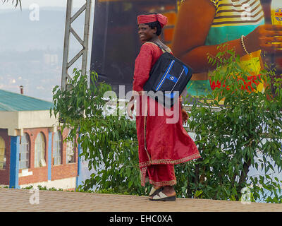 KIGALI, Ruanda - 14. November 2013: Unbekannte elegante Frau in einer Straße in Kigali am 14. November 2013, Kingali, Ruanda Stockfoto
