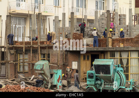 KIGALI, Ruanda - 14. November 2013: Unbekannte Männer bei der Arbeit in den Bau eines Gebäudes in Kigali Stockfoto