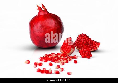 Detail der Granatapfelfrucht isoliert auf weißem Hintergrund Stockfoto