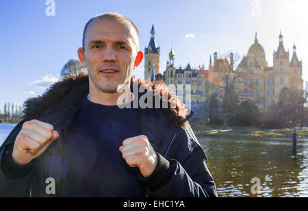 Schwerin, Deutschland. 11. März 2015. Box-World Champion Braehmer Posen anlässlich einer Pressekonferenz in Schwerin, Deutschland, 11. März 2015. Braehmer verteidigt seinen WBA-Titel im Halbschwergewicht gegen Robin Krasniqi aus München in einem ausverkauften Saal in Rostock am 21. März. Foto: JENS Büttner/Dpa/Alamy Live News Stockfoto