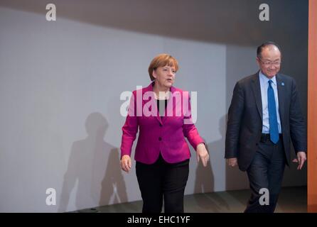 Berlin, Deutschland. 11. März 2015. Sprechen Sie Bundeskanzlerin Angela Merkel (CDU, L) und der Präsident der Weltbank Jim Yong Kim, vor einer Versammlung der Staats-und Regierungschefs Wirtschafts- und Finanzinstitutionen im Kanzleramt in Berlin 11. März 2015. Bildnachweis: Dpa picture Alliance/Alamy Live News Stockfoto