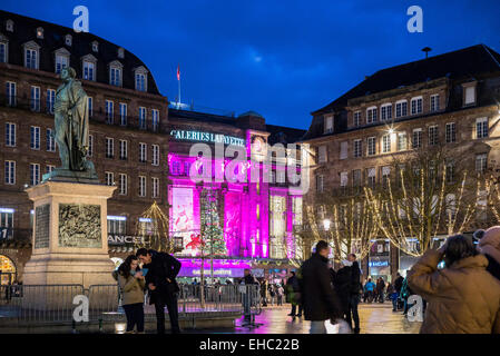 Place Kleber Platz und beleuchtet die Galeries Lafayette in der Weihnachtszeit Strasbourg Elsass Frankreich Europa Stockfoto