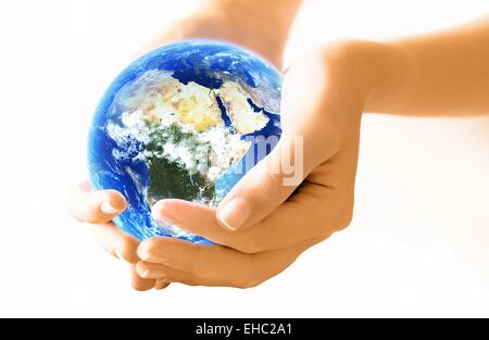 Hände halten Planetenerde weibliche Hände halten Planetenerde Stockfoto