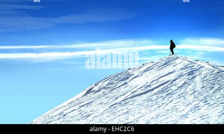 Bergsteiger am Gipfel des Berges, die Betrachtung der Natur Mann auf dem Berg mit Schnee und blauer Himmel. Stockfoto