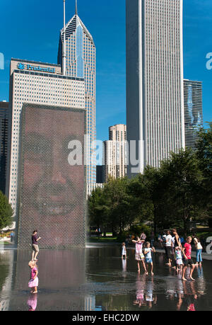 Menschen genießen die Crown Fountain in Chicago, Illinois. Stockfoto