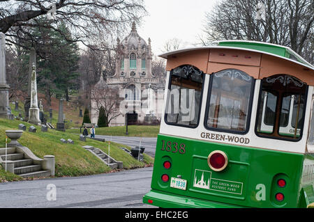 Der Tour-Bus am Green-Wood Cemetery in Brooklyn, New York mit der Kapelle von Warren und Wetmore im Hintergrund entworfen. Stockfoto