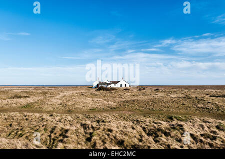 Eine einsame Bungalow im isolierten Küstenstadt Weiler Shingle Street, Suffolk, UK, an der britischen Ostküste Stockfoto