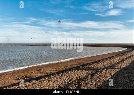 Shingle Street, Suffolk, Großbritannien. Kitesurfen an diesem abgelegenen, einsamen und windigen Strand an der britischen Ostküste, nahe Aldeburgh und Orford Ness Stockfoto