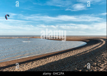 Shingle Street, Suffolk, Großbritannien. Kitesurfen an diesem abgelegenen, einsamen und windigen Strand an der britischen Ostküste, nahe Aldeburgh und Orford Ness Stockfoto