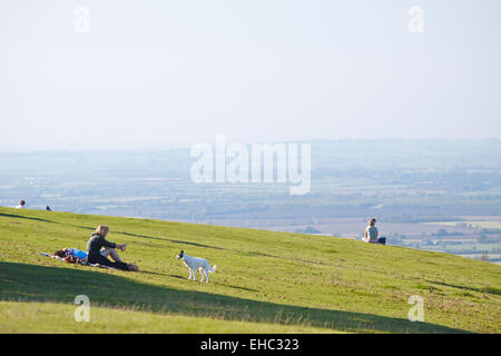 Menschen genießen das Wetter auf Coombe Hügel, in der Nähe von Wendover, Buckinghamshire an einem heißen Sommertag Stockfoto