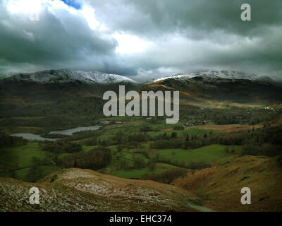 Ein Frühling Blick Blick auf Loughrigg Tarn und die umliegenden Landschaft, Lake District, Cumbria, England. Stockfoto