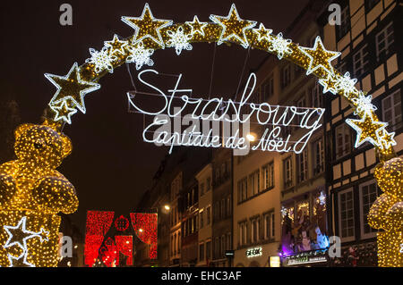 Beleuchtete Weihnachtsdekoration Zeichen in der Nacht Strasbourg Elsass Frankreich Europa Stockfoto