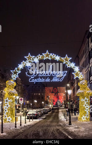 Beleuchtete Weihnachtsdekoration Zeichen in der Nacht Strasbourg Elsass Frankreich Europa Stockfoto