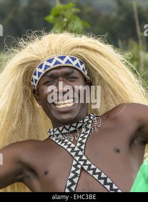 MUSANZE, Ruanda - 5. November 2013: Tribal-TänzerInnen des Stammes Batwa führen traditionellen Intore Tanz Stockfoto