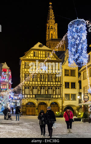 Snowy Place du Marché aux Cochons de Lait Marktplatz und Dom bei Nacht zu Weihnachten, Winter, Straßburg, Elsass, Frankreich, Europa Stockfoto