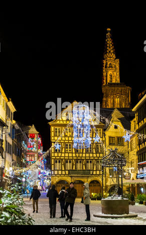 Snowy Place du Marché aux Cochons de Lait Marktplatz und Dom bei Nacht auf Weihnachten, Straßburg, Elsass, Frankreich Europa Stockfoto