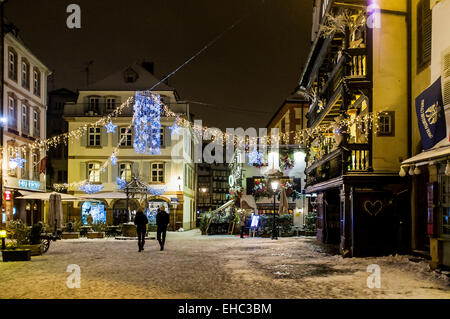 Snowy 'Place du Marché aux Cochons de Lait' Square bei Nacht zu Weihnachten Strasbourg Elsass Frankreich Europa Stockfoto