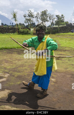 MUSANZE, Ruanda - 5. November 2013: Tribal-TänzerInnen des Stammes Batwa führen traditionellen Intore Tanz Stockfoto