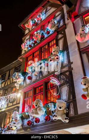 Das Restaurant Fassade mit Teddybären in der Nacht auf Weihnachten Straßburg, Elsass, Frankreich, Europa eingerichtet Stockfoto