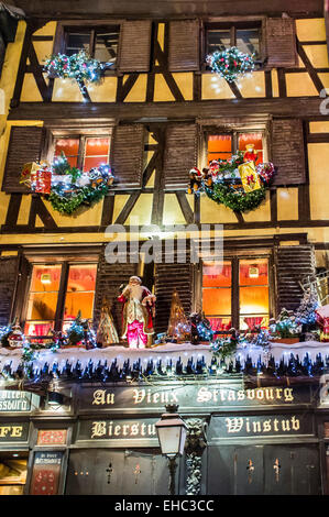 Restaurant Fassade geschmückt in der Nacht auf Weihnachten Zeit Straßburg Elsass Frankreich Stockfoto