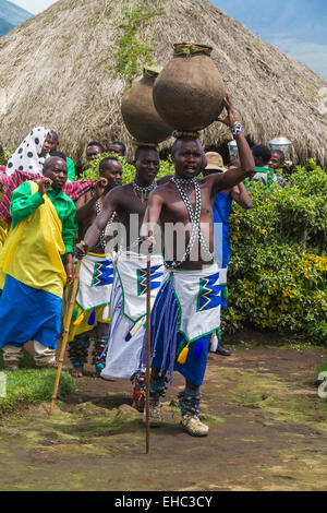 MUSANZE, Ruanda - 5. November 2013: Tribal-TänzerInnen des Stammes Batwa führen traditionellen Intore Tanz Stockfoto