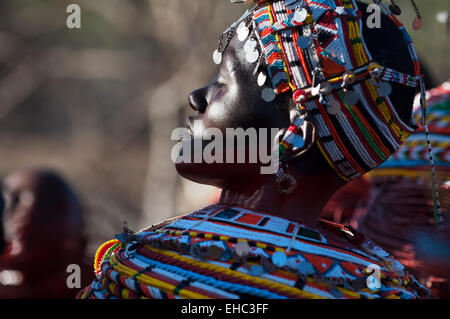 Ein Samburu Mädchen mit riesigen bunten Halsketten und Kopfschmuck tanzen bei einer Hochzeitszeremonie, Bogenschütze's Post, Kenia Stockfoto