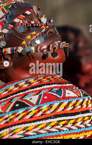 Ein Samburu Mädchen mit riesigen bunten Halsketten und Kopfschmuck tanzen bei einer Hochzeitszeremonie, Bogenschütze's Post, Kenia Stockfoto