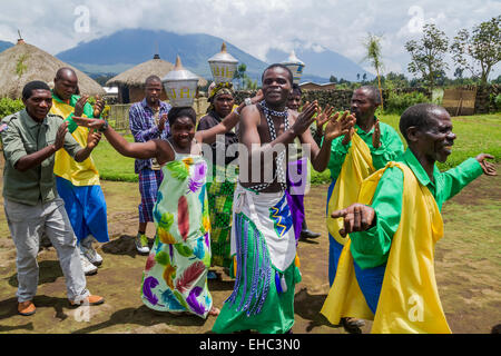 MUSANZE, Ruanda - 5. November 2013: Tribal-TänzerInnen des Stammes Batwa führen traditionellen Intore Tanz Stockfoto