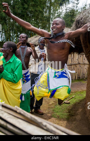 MUSANZE, Ruanda - 5. November 2013: Tribal-TänzerInnen des Stammes Batwa führen traditionellen Intore Tanz Stockfoto